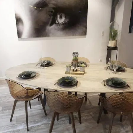 Apartment Centre : Lumineux Et Atypique 46, Place D'erlon