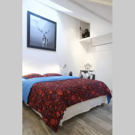 Apartment Centre : Lumineux Et Atypique 46, Place D'erlon Reims